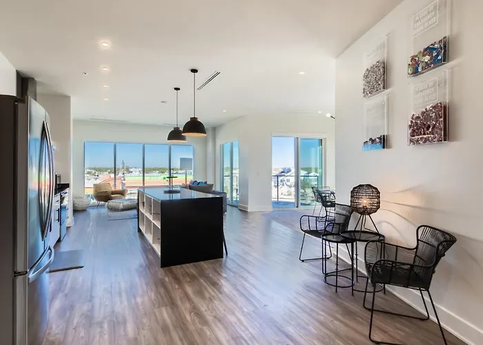 Spectacular 5 Bedroom Luxury With Rooftop Pool Right On The Beach, Next To The Hangout! Gulf Shores