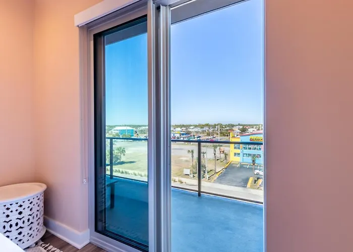 Spectacular 5 Bedroom Luxury With Rooftop Pool Right On The Beach, Next To The Hangout! *