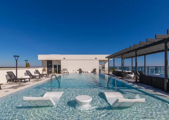 Spectacular 5 Bedroom Luxury With Rooftop Pool Right On The Beach, Next To The Hangout! *