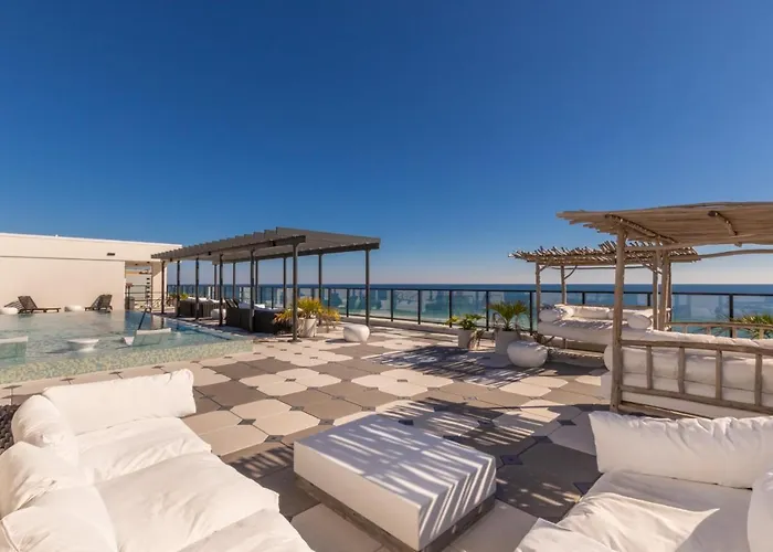 Spectacular 5 Bedroom Luxury With Rooftop Pool Right On The Beach, Next To The Hangout! Holiday home *