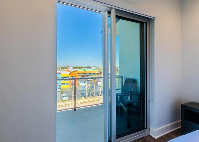 Spectacular 5 Bedroom Luxury With Rooftop Pool Right On The Beach, Next To The Hangout! * Gulf Shores
