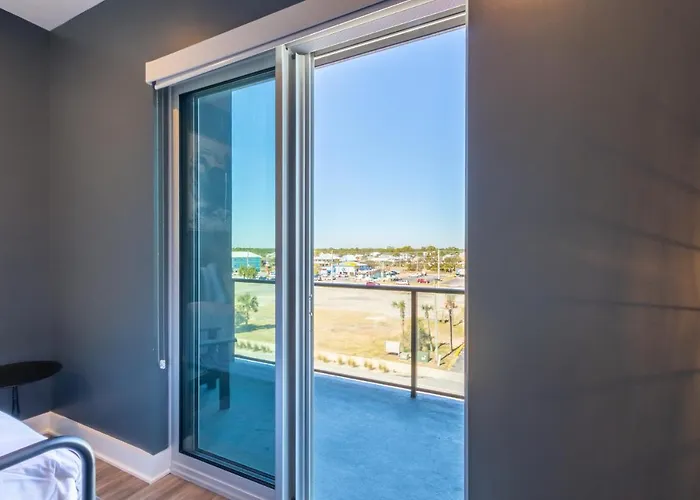 Spectacular 5 Bedroom Luxury With Rooftop Pool Right On The Beach, Next To The Hangout! Holiday home