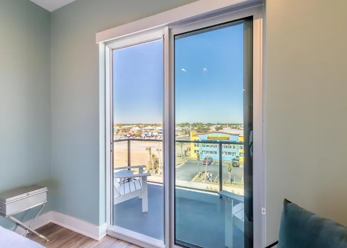Spectacular 5 Bedroom Luxury With Rooftop Pool Right On The Beach, Next To The Hangout! Holiday home