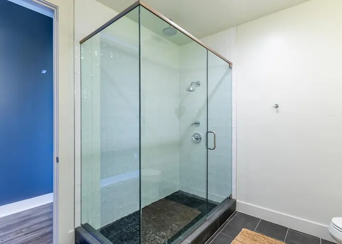 Spectacular 5 Bedroom Luxury With Rooftop Pool Right On The Beach, Next To The Hangout! Gulf Shores