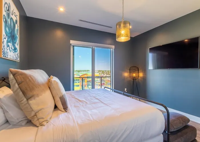 Spectacular 5 Bedroom Luxury With Rooftop Pool Right On The Beach, Next To The Hangout! Holiday home *
