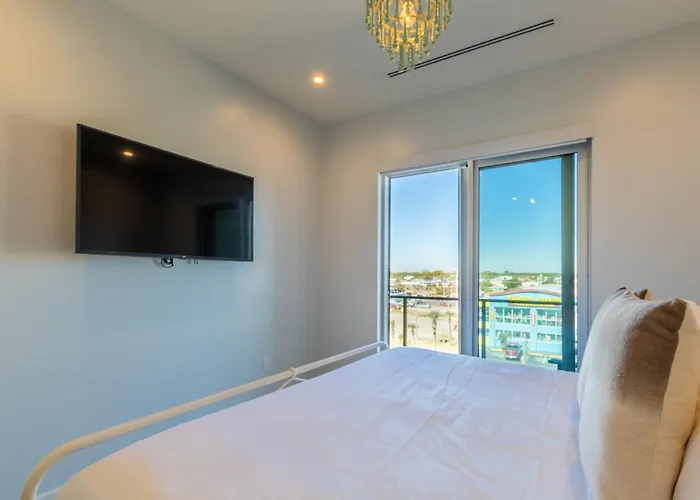 Spectacular 5 Bedroom Luxury With Rooftop Pool Right On The Beach, Next To The Hangout!