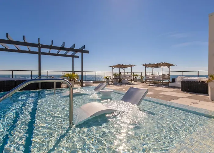 Spectacular 5 Bedroom Luxury With Rooftop Pool Right On The Beach, Next To The Hangout!