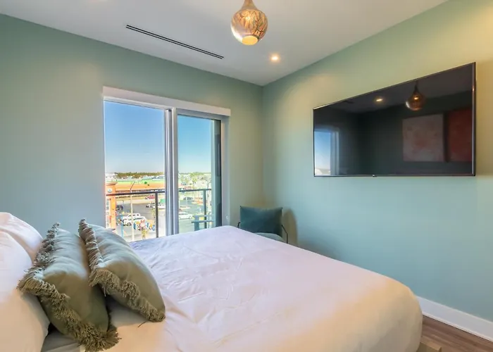 Spectacular 5 Bedroom Luxury With Rooftop Pool Right On The Beach, Next To The Hangout! Holiday home